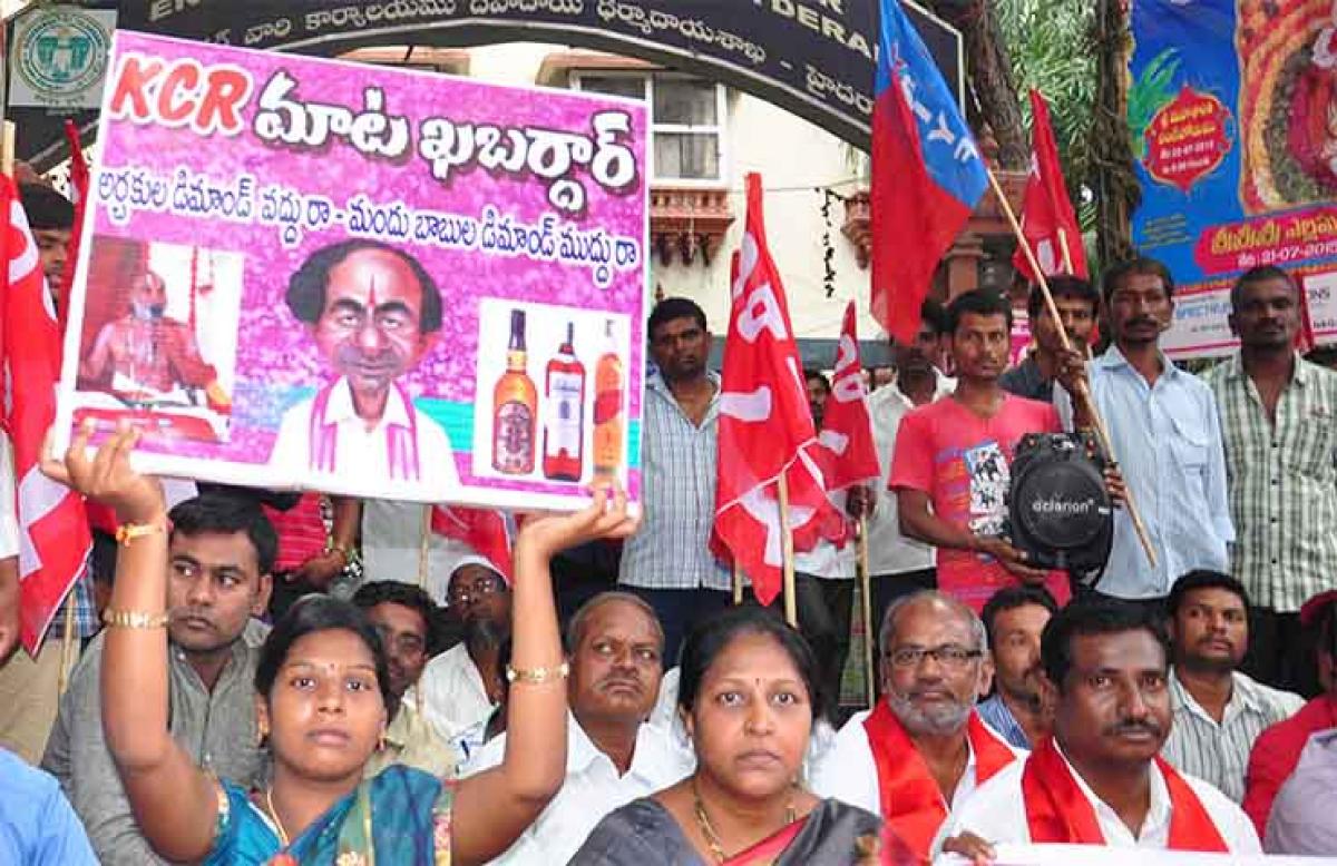 CPI activists staging a protest in support of striking Archakas in front of the office of Endowment Commissioner in Hyderabad on Tuesday